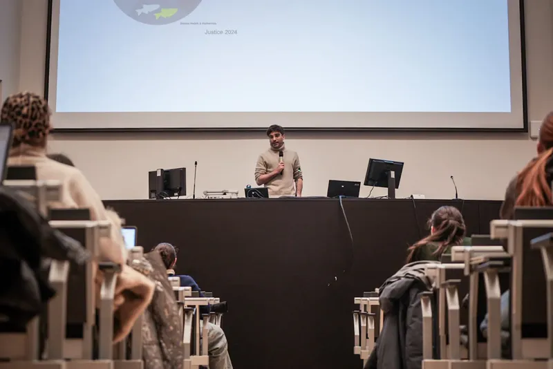 Jacopo Agrimi mentre presenta il progetto WISH agli studenti e alle studentesse del Dipartimento di Psicologia dell'Università di Padova.