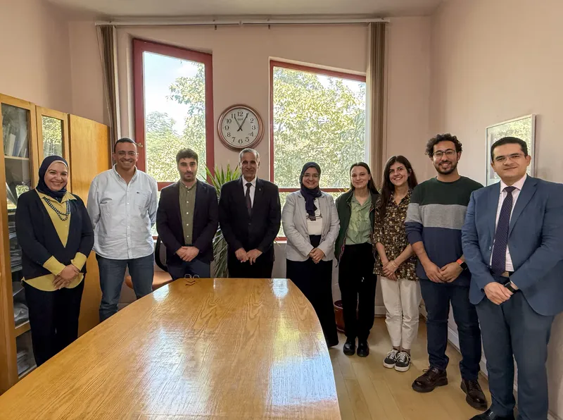 Jacopo Agrimi, Giulia Melis, Lucia Bernardele e Ahmed Samaha in visita presso l'Università di Heliopolis del Cairo per presentare il progetto WISH.